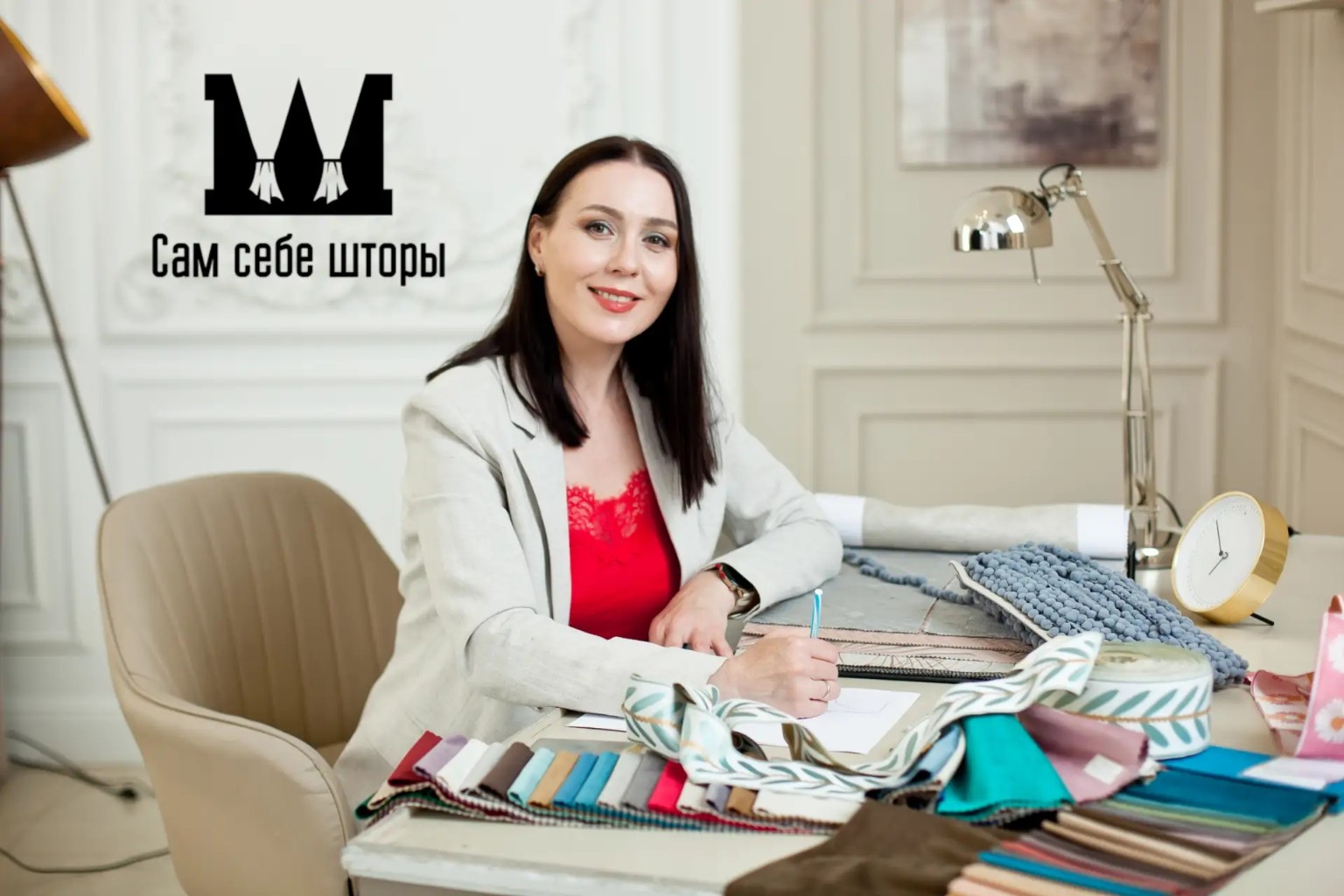 Татьяна за рабочим столом с тканями